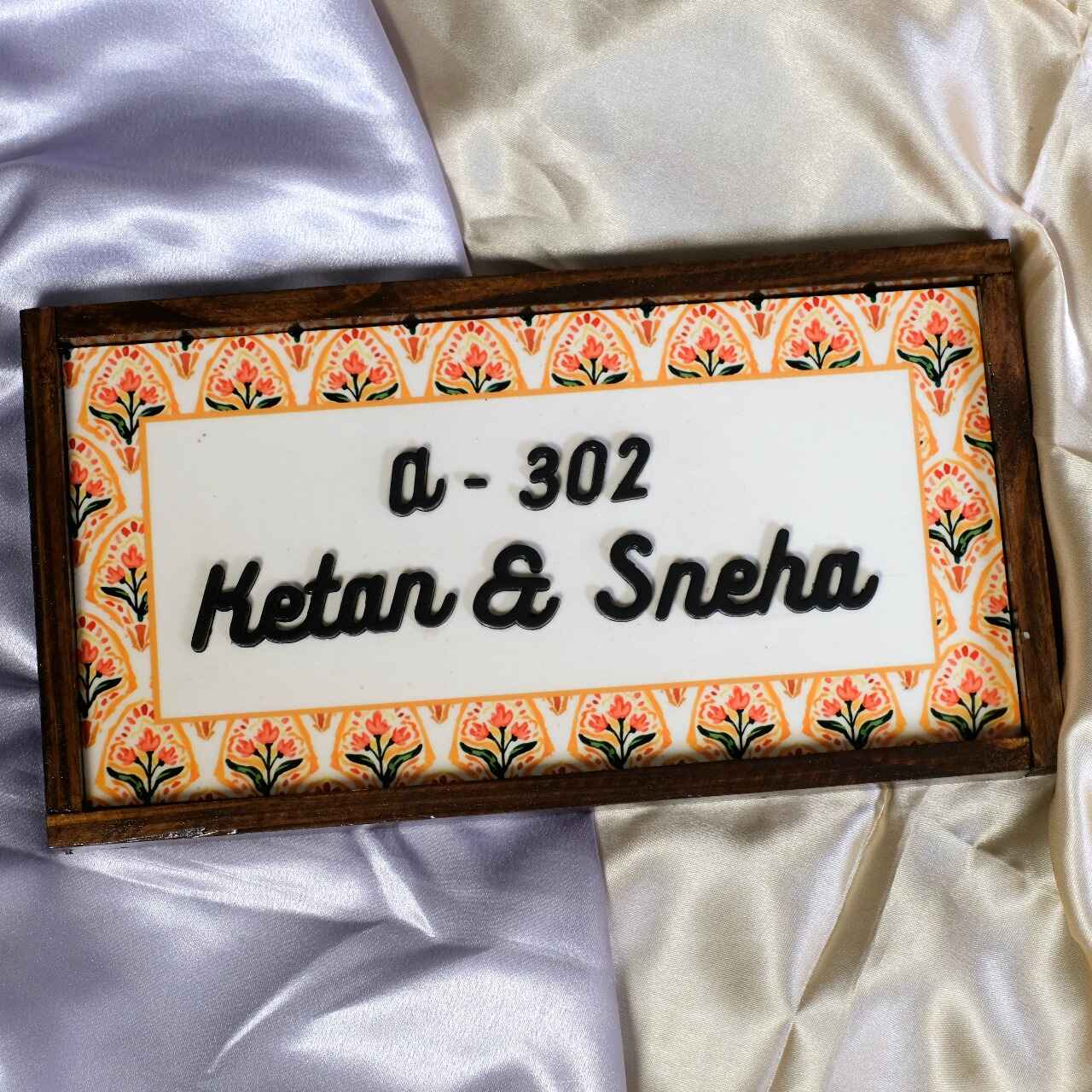 Vintage Bloom Nameplate - Vintage floral design for timeless elegance